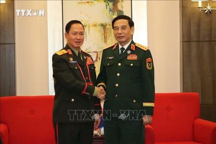 Đại tướng Phan Văn Giang, Phó Thủ tướng Chính phủ, Bộ trưởng Bộ Quốc phòng Việt Nam gặp Phó Thủ tướng, Bộ trưởng Bộ Quốc phòng Lào Khamlieng Outhakaysone. Ảnh: Hải Yến/PV TTXVN tại Trung Quốc