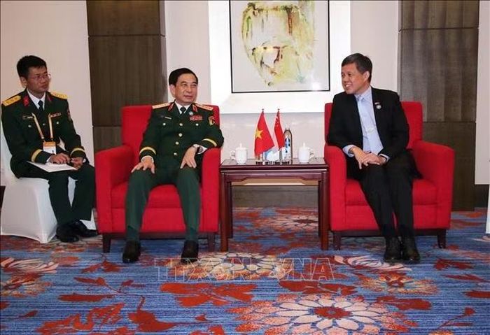 Đại tướng Phan Văn Giang, Phó Thủ tướng Chính phủ, Bộ trưởng Bộ Quốc phòng Việt Nam gặp Bộ trưởng Bộ Quốc phòng Singapore Chan Chun Sing. Ảnh: Hải Yến/TTXVN