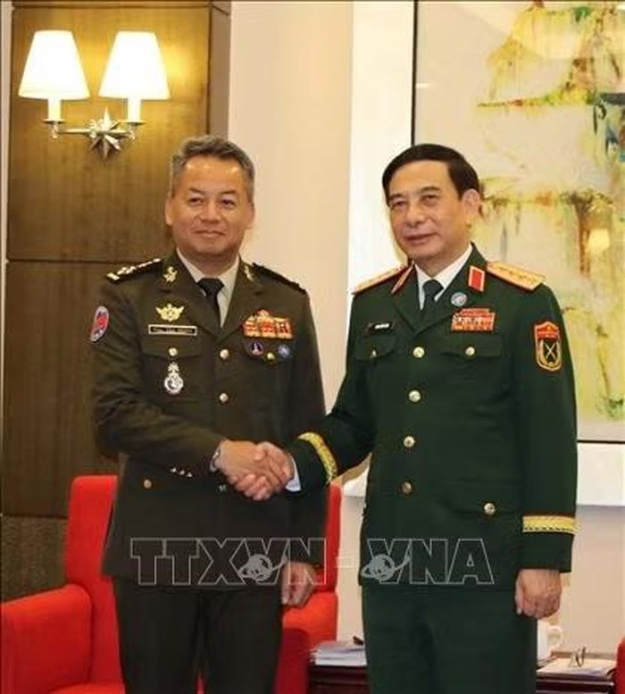 Đại tướng Phan Văn Giang, Phó Thủ tướng Chính phủ, Bộ trưởng Bộ Quốc phòng Việt Nam gặp Phó Thủ tướng, Bộ trưởng Bộ Quốc phòng Campuchia Tea Seiha. Ảnh: Hải Yến/TTXVN tại Trung Quốc