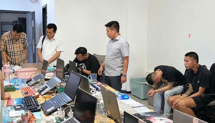 Công an khám xét tại hiện trường. Ảnh: Bộ Công an.