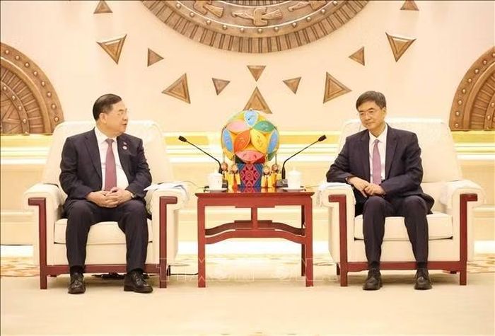 Phó Thủ tướng Thường trực Chính phủ Phạm Gia Túc (trái) tiếp Bí thư Đảng ủy Khu Tự trị dân tộc Choang Quảng Tây Trần Cương.