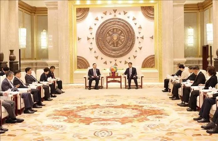 Phó Thủ tướng Thường trực Chính phủ Phạm Gia Túc (trái) tiếp Bí thư Đảng ủy Khu Tự trị dân tộc Choang Quảng Tây Trần Cương.