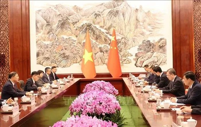 Quang cảnh buổi hội kiến giữa Phó Thủ tướng Thường trực Chính phủ Phạm Gia Túc và Phó Thủ tướng Thường trực Quốc vụ viện Trung Quốc Đinh Tiết Tường.