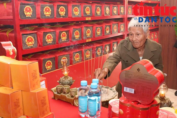 Cựu chiến binh thành kính dâng hoa tại Nhà tưởng niệm, nơi lưu giữ hài cốt liệt sĩ vừa được tìm thấy.
