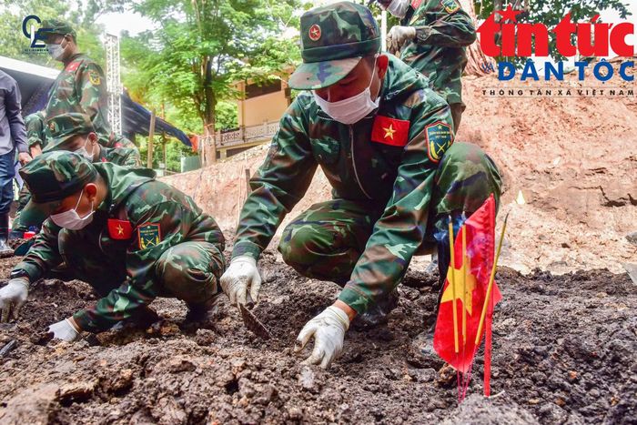 Lực lượng làm nhiệm vụ thận trọng kiểm tra từng vị trí nhằm hạn chế bỏ sót hài cốt và di vật.