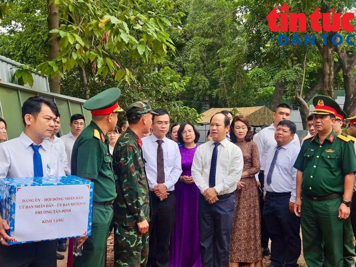 Các lực lượng cùng đến thắp hương các liệt sĩ và thăm hỏi, động viên các lực lượng đang làm nhiệm vụ tại đây.