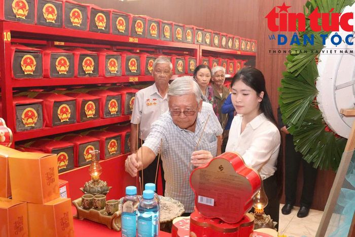 Các cựu chiến sĩ Biệt động Sài Gòn - Gia Định dâng hương tưởng niệm liệt sĩ tại Công viên Lê Thị Riêng.