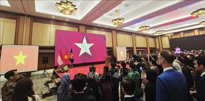 Đại diện quan chức Indonesia, bạn bè quốc tế và cộng đồng người Việt Nam đang sinh sống, làm việc tại Indonesia tham dự buổi lễ. Ảnh: Lê Minh Hưởng/TTXVN