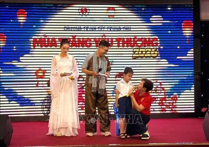 Các em trẻ mồ côi, trẻ khuyết tật và trẻ có hoàn cảnh khó khăn TP Hồ Chí Minh vui Trung thu 2026 với chú Cuội, chị Hằng.