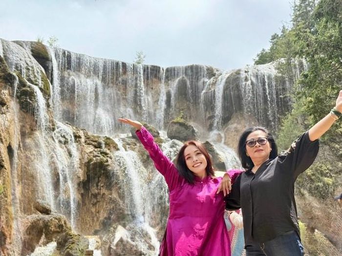 BTV Hoàng Trang và mẹ NSND Hà Vy. Ảnh: FBNV