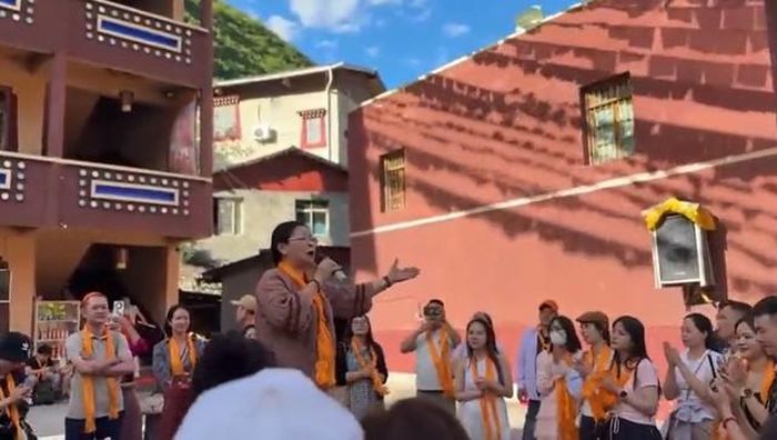 NSND Hà Vy hát tại Trung Quốc. Ảnh cắt từ clip. (Nguồn: FBNV)