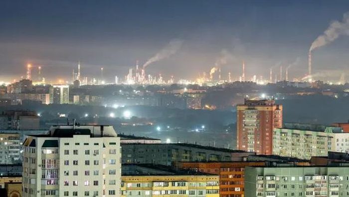 Các cuộc tấn công bằng drone tầm xa của Ukraine đã gây thiệt hại đáng kể cho các cơ sở vốn là xương sống trong hệ thống sản xuất nhiên liệu của Nga. Ảnh: Al Arabiya