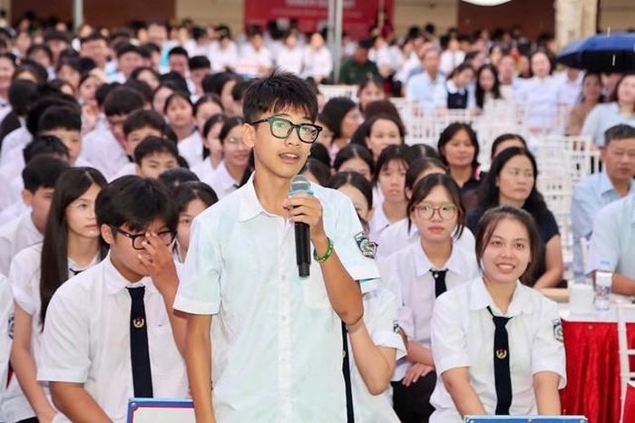 Học sinh Trường THPT Kiến Thụy tích cực tham gia trao đổi tại hội nghị.