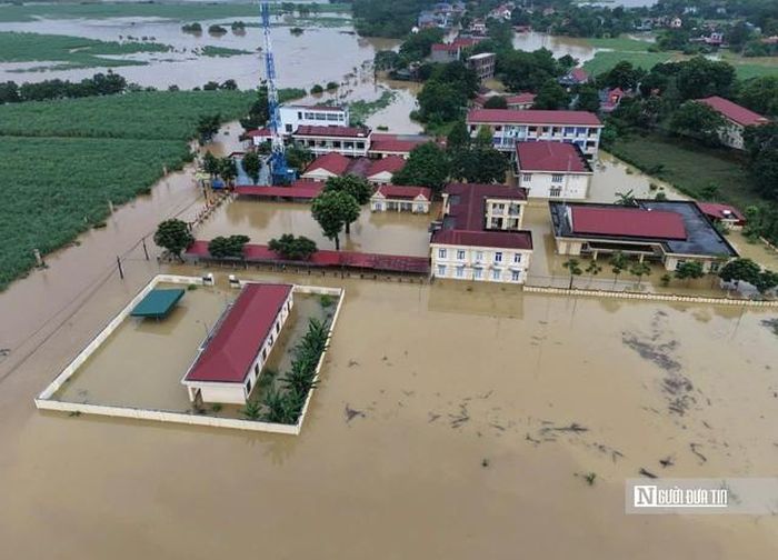 Nước sông Bưởi dâng cao khiến hơn 300 hộ dân xã Thành Vinh bị ngập sâu.