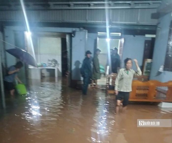 Các hộ dân di dời tài sản, đồ đạc trong đêm.