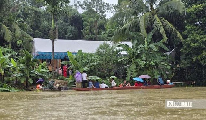 Đám cưới đúng ngày mưa lũ khiến quan khách phải di chuyển bằng thuyền.