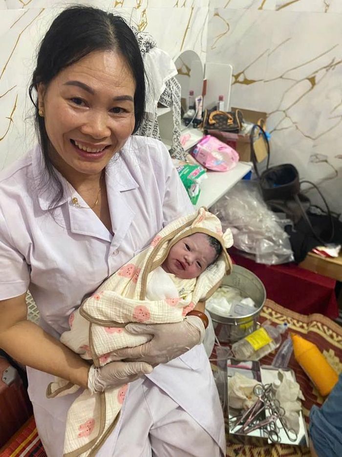 Bác sĩ Gấm vui mừng bên em bé vừa chào đời. (Ảnh: nhân vật cung cấp)