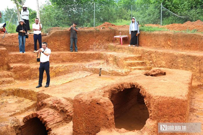 Chiều 16/9, Bảo tàng Nghệ An - Xô viết Nghệ Tĩnh phối hợp với Trường Đại học Khoa học xã hội và Nhân văn, Đại học Quốc gia Hà Nội tổ chức hội nghị báo cáo sơ bộ kết quả khai quật khẩn cấp dấu tích mộ gạch tại Rú Bụt, xã Kim Liên, tỉnh Nghệ An.