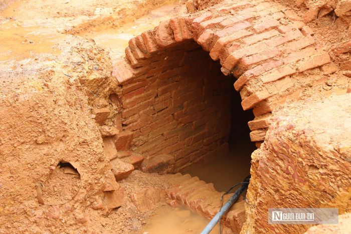 Mộ M2 xuất lộ ở độ sâu 2,240m so với mặt đường hiện nay. Khi xuất lộ, cửa mộ được bịt bởi các hàng gạch lấp cửa mộ dài 75cm; nền mộ phủ lớp sét, bùn dày từ 5 – 10cm lẫn cùng một số viên gạch rơi từ vòm; đồ tuỳ táng tập trung tại đầu mộ.