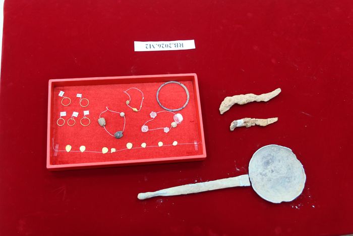 Ngôi mộ cổ M2 được xác định chưa hề bị xâm phạm. Nhờ vậy, toàn bộ nhóm đồ tùy táng vẫn còn nguyên vẹn tại vị trí ban đầu khi được chôn cất. Hệ thống hiện vật tại ngôi mộ M2 cực kỳ đa dạng, cấu thành từ 4 nhóm chất liệu chính bao gồm: gốm, sành, thủy tinh và kim loại, mang lại giá trị nghiên cứu nguyên bản đặc biệt cao cho giới khảo cổ.
