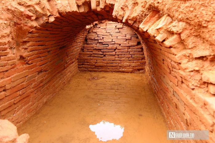 Gạch được sử dụng ở hai mộ phần lớn là gạch chữ nhật màu đỏ/xám, độ nung thấp, nhiều kích thước. Đa phần là gạch chữ nhật đỏ không trang trí hoa văn, số ít tiêu bản trang trí hoa văn kẻ ca rô. Hoa văn được thể hiện ở cạnh mỏng, có ba loại: hoa văn kẻ ca rô, hoa thị và dấu "X". Ngôi mộ thứ nhất xuất lộ ở độ sâu 1,423m so với mặt đường hiện nay, một phần cửa mộ và vòm cuốn đã bị máy xúc phá huỷ trong quá trình người dân đào đất trồng cây. Khi xuất lộ, nền mộ phủ lớp đất dày từ 12 – 20cm, di vật nằm trên nền mộ, tập trung chủ yếu tại vị trí đầu mộ.