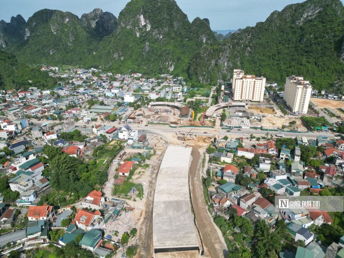 Cầu vượt tại nút giao Quang Hanh thành phố Quảng Ninh đang được thi công.