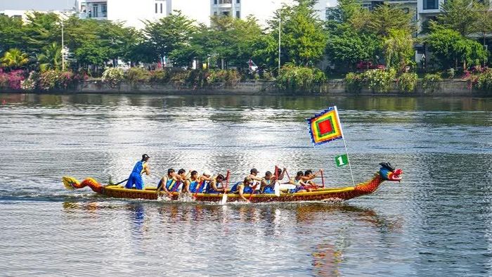 Đua thuyền trên sông Hà Thanh.