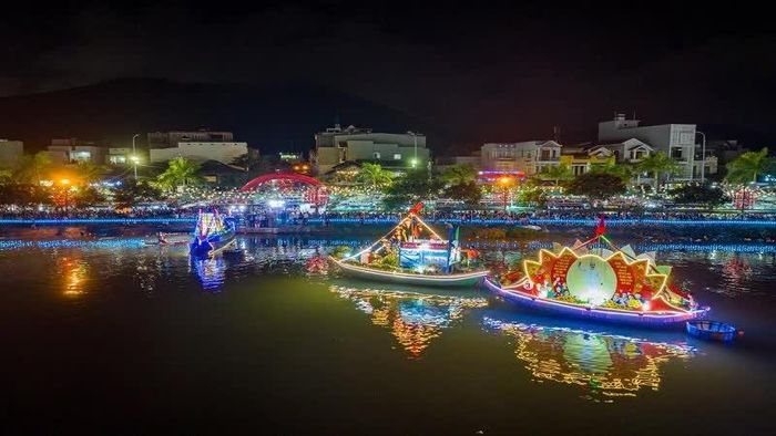 Thuyền hoa lung linh trên sông Hà Thanh tạo điểm nhấn cho lễ hội.