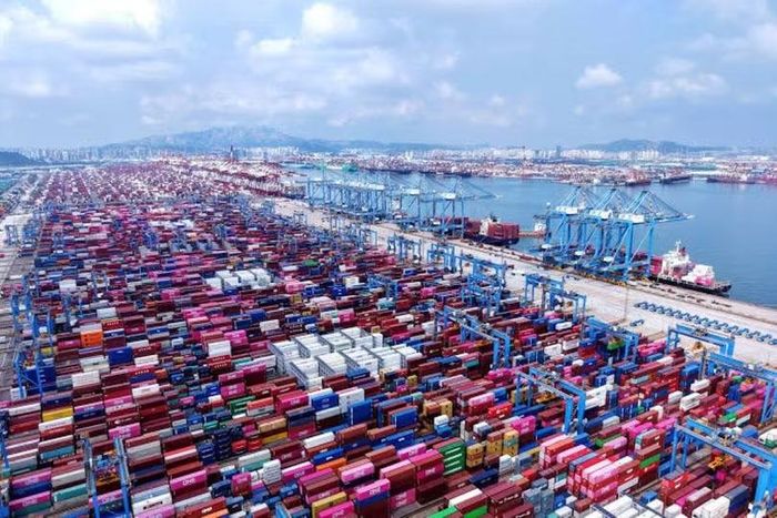8 tháng đầu năm, xuất khẩu của Trung Quốc tiếp tục tăng mạnh, kéo theo sản xuất công nghiệp tăng. Ảnh: Xinhua.