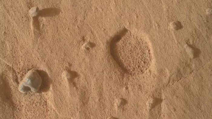 Những hố nông giống dấu chân được Curiosity phát hiện trên Sao Hỏa. Ảnh: NASA/JPL-Caltech/MSSS.