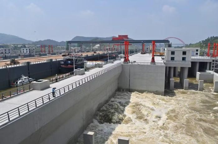 Âu tàu trên kênh đào Pinglu thuộc tỉnh Quảng Tây. Ảnh: Xinhua.