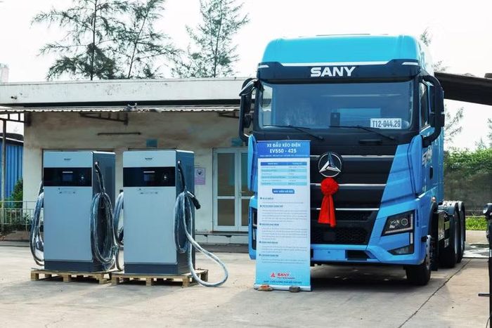 Xe đầu kéo điện SANY EV550-425 cùng hệ thống sạc, một trong hai dòng phương tiện được Hòa Phát Dung Quất đưa vào phục vụ sản xuất và vận chuyển nội bộ. Ảnh: Hòa Phát Dung Quất.