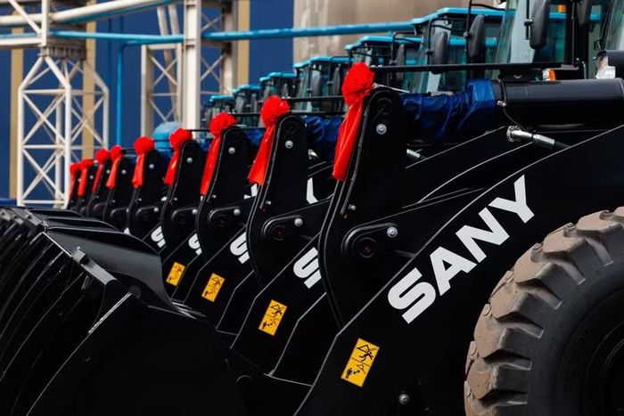 Dàn máy xúc lật điện SANY SW956E được bàn giao cho Hòa Phát Dung Quất, phục vụ các công đoạn bốc xếp và vận chuyển vật liệu tại khu liên hợp thép. Ảnh: Hòa Phát Dung Quất.