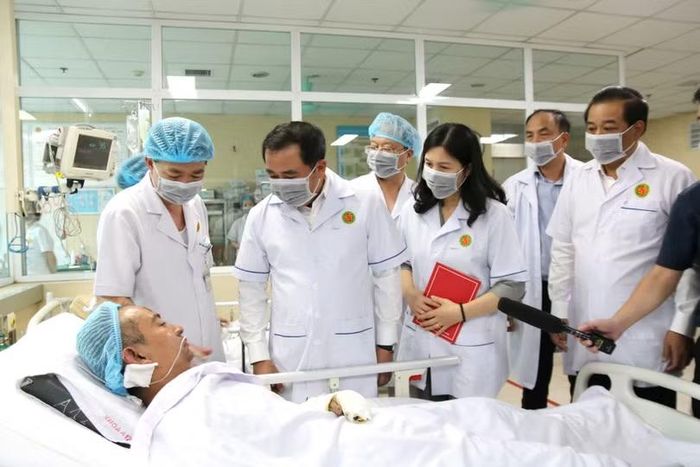 Bí thư Thành ủy Hà Nội Trần Đức Thắng thăm hỏi, động viên nạn nhân bị thương đang được điều trị tại Bệnh viện Quân y 354. Ảnh: Diệu Linh.
