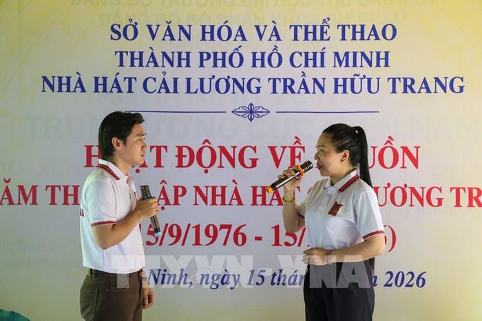 Các nghệ sĩ biểu diễn ca cổ trong chương trình kỷ niệm 50 năm hình thành và phát triển Nhà hát Cải lương Trần Hữu Trang. Ảnh: Giang Phương - TTXVN