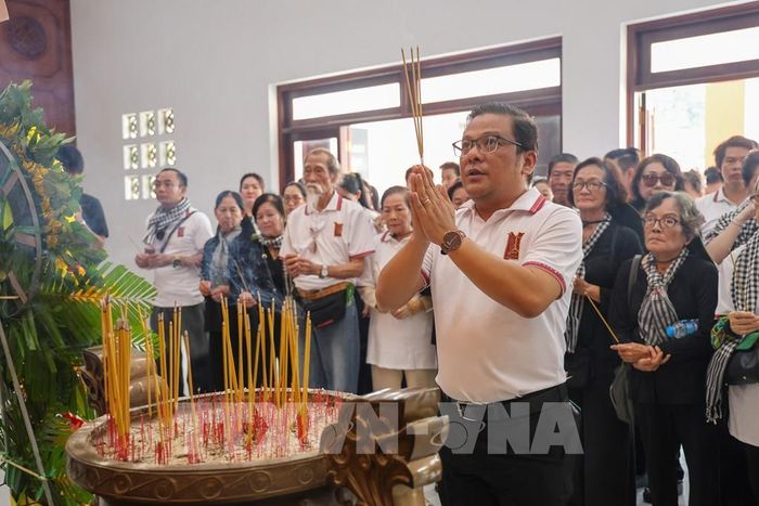 Nghệ sĩ Ưu tú Phan Quốc Kiệt, Giám đốc Nhà hát Cải lương Trần Hữu Trang dẫn đầu đoàn công tác dâng hương tưởng niệm tại Nhà tưởng niệm Chủ tịch Hồ Chí Minh. Ảnh: Giang Phương - TTXVN