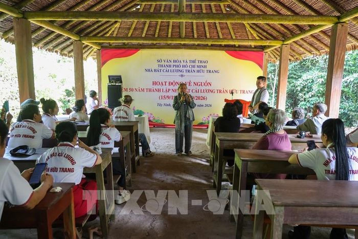 Các thế hệ nghệ sĩ truyền trao, hun đúc tình yêu và ngọn lửa Cải lương cho thế hệ trẻ tiếp nối. Ảnh: Giang Phương - TTXVN