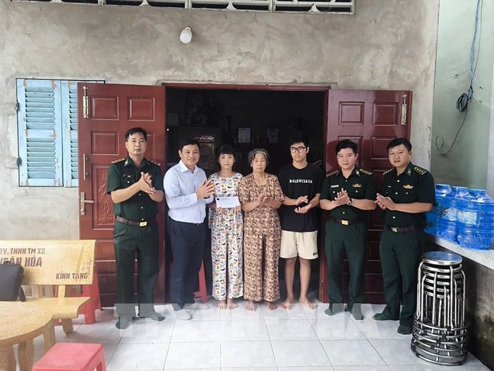 Đồn Biên phòng Hàm Luông thăm, tặng học bổng cho em Nguyễn Ngọc Yến, xã Tân Thủy, tỉnh Vĩnh Long. Ảnh: Huỳnh Phúc Hậu - TTXVN