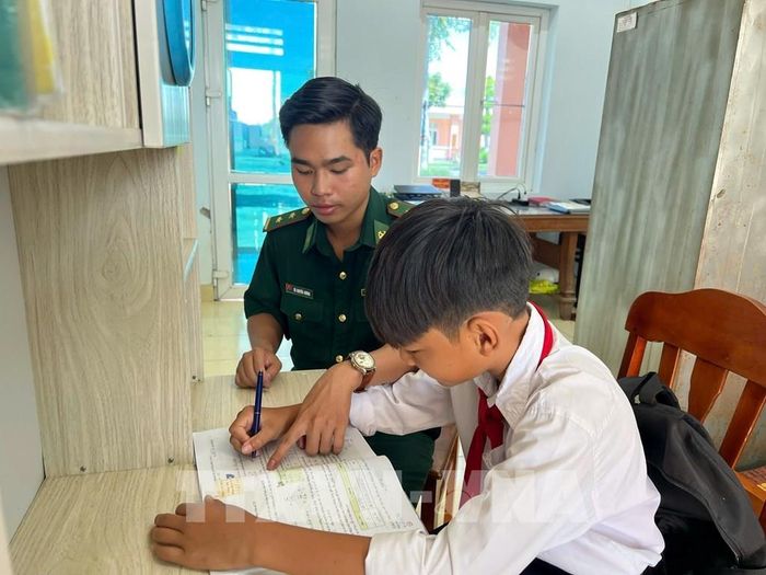 Em Nguyễn Thái Biển, xã Thới Thuận, tỉnh Vĩnh Long, con nuôi Đồn Biên phòng Cửa khẩu Cảng Giao Long được hỗ trợ học tập từ chiến sĩ biên phòng. Ảnh: Huỳnh Phúc Hậu - TTXVN