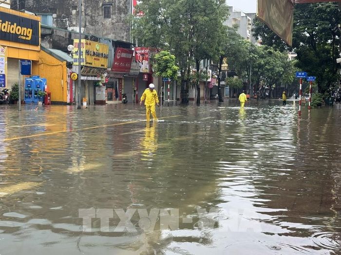 Mưa kéo dài liên tục trong 2 ngày khiến phố Ngọc Lâm, phường Bồ Đề vẫn trong cảnh ngập úng. Ảnh: Minh Quyết – TTXVN