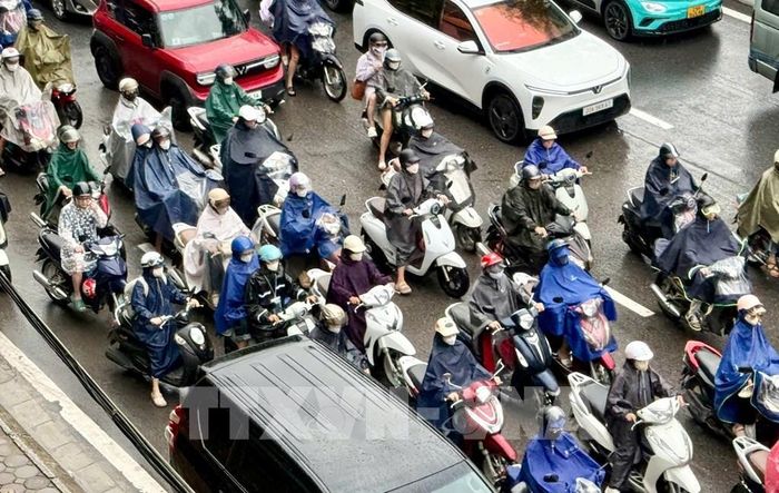 Giao thông ùn tắc trên đường Hoàng Quốc Việt sáng 16/9. Ảnh: Quốc Khánh - TTXVN