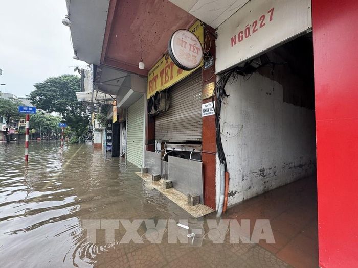 Phố Ngọc Lâm, phường Bồ Đề vẫn mênh mông trong biển nước từ ngày 15 đến giờ. Ảnh: Minh Quyết – TTXVN