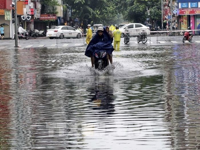 Ngập úng xảy ra trên phố Ngọc Lâm, phường Bồ Đề khiến việc đi lại của người dân gặp nhiều khó khăn. Ảnh: Minh Quyết – TTXVN