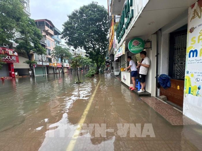 Ngập úng trên phố Ngọc Lâm, phường Bồ Đề kéo dài từ ngày 15 đến sáng 16/9. Ảnh: Minh Quyết – TTXVN