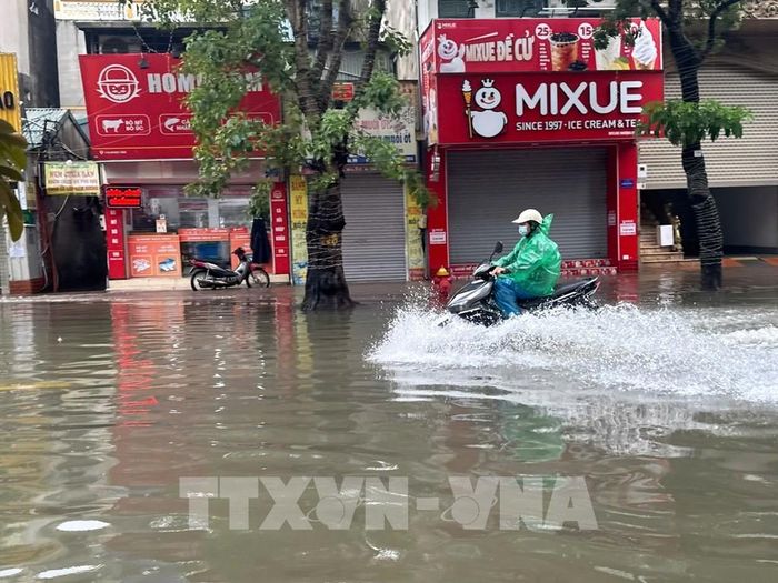 Sáng 16/9, ngập úng xảy ra trên phố Ngọc Lâm, phường Bồ Đề khiến việc đi lại của người dân gặp nhiều khó khăn. Ảnh: Minh Quyết – TTXVN