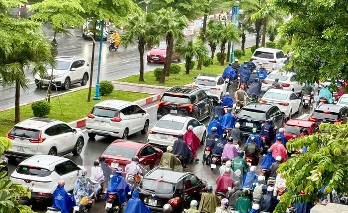 Các phương tiện di chuyển trong giờ cao điểm rất khó khăn trên đường Hoàng Quốc Việt. Ảnh: Quốc Khánh - TTXVN