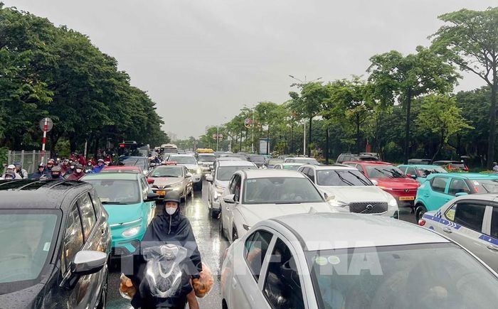 Các phương tiện nối đuôi nhau trong làn nước trên đường Đàm Quang Trung, phường Long Biên, đoạn từ cầu vượt Vĩnh Tuy đến ngã tư Cổ Linh - Đàm Quang Trung. Ảnh: Phan Phương – TTXVN