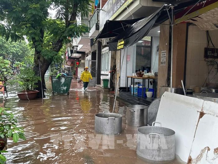 Ngập úng trên phố Ngọc Lâm, phường Bồ Đề, sáng 16/9. Ảnh: Minh Quyết – TTXVN