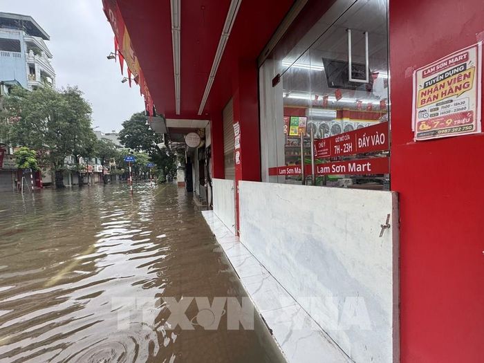 Ngập úng trên phố Ngọc Lâm, phường Bồ Đề kéo dài từ ngày 15 đến sáng 16/9, ảnh hưởng đến việc đi lại và kinh doanh của người dân. Ảnh: Minh Quyết – TTXVN