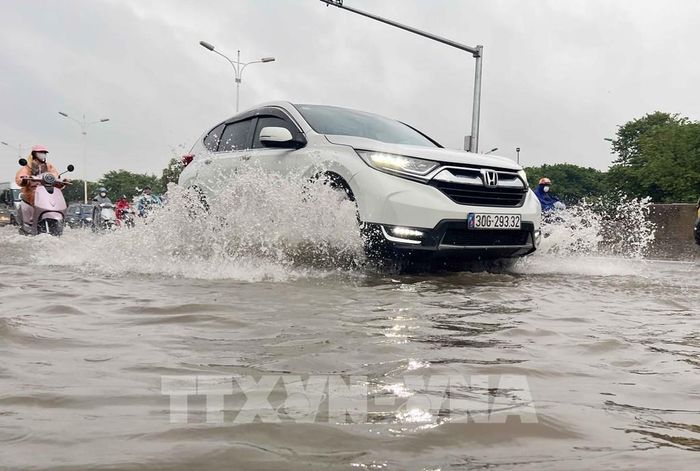 Nhiều tuyến đường ùn tắc cục bộ do mưa ngập, khiến giao thông khó khăn. Ảnh: Phan Phương – TTXVN